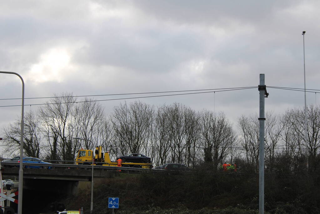 Vrachtwagen rijdt van snelweg af en plet bestelbus