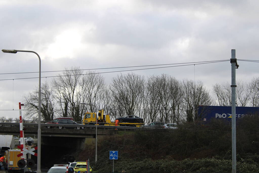 Vrachtwagen rijdt van snelweg af en plet bestelbus