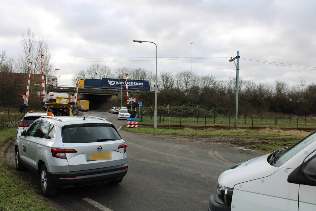 Vrachtwagen rijdt van snelweg af en plet bestelbus
