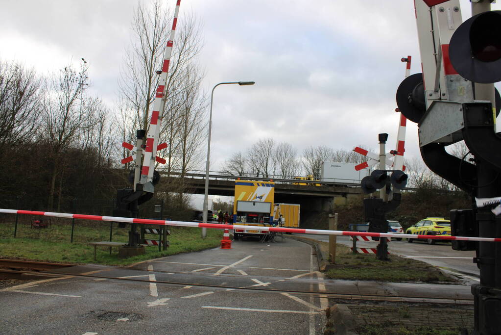 Vrachtwagen rijdt van snelweg af en plet bestelbus