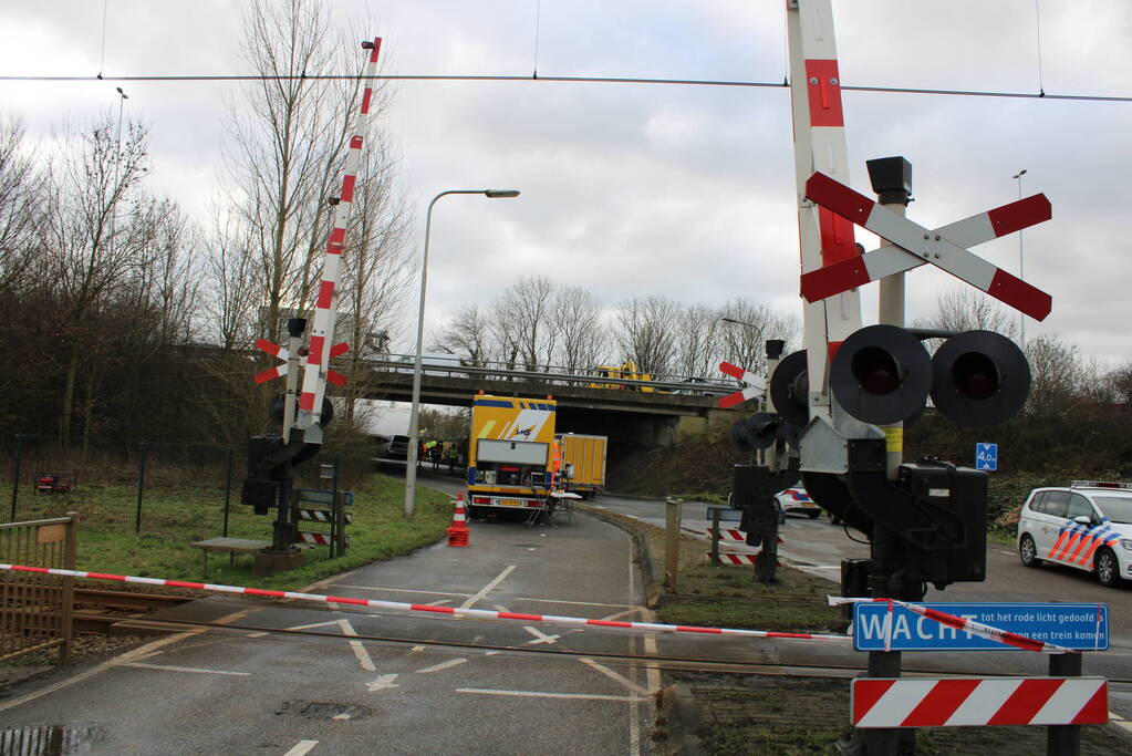 Vrachtwagen rijdt van snelweg af en plet bestelbus