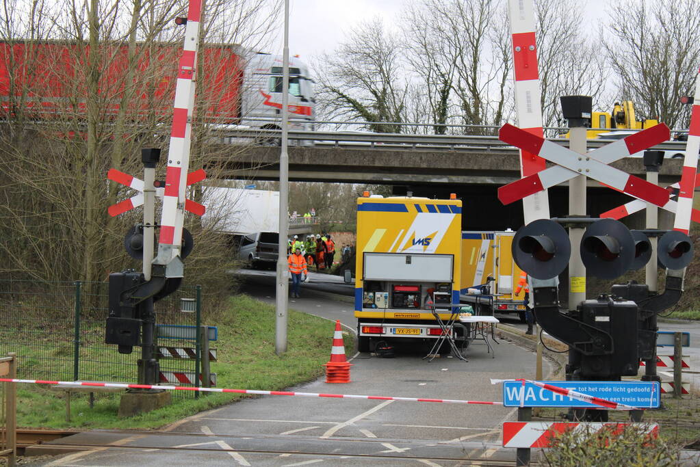 Vrachtwagen rijdt van snelweg af en plet bestelbus