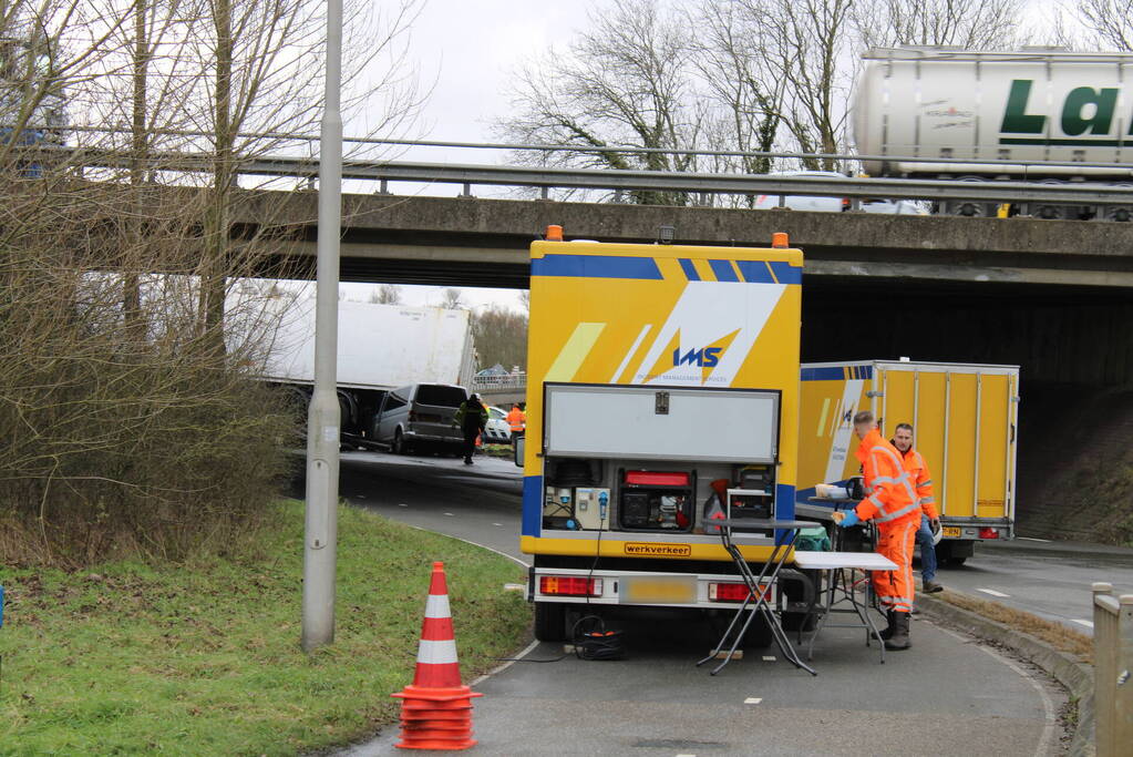 Vrachtwagen rijdt van snelweg af en plet bestelbus
