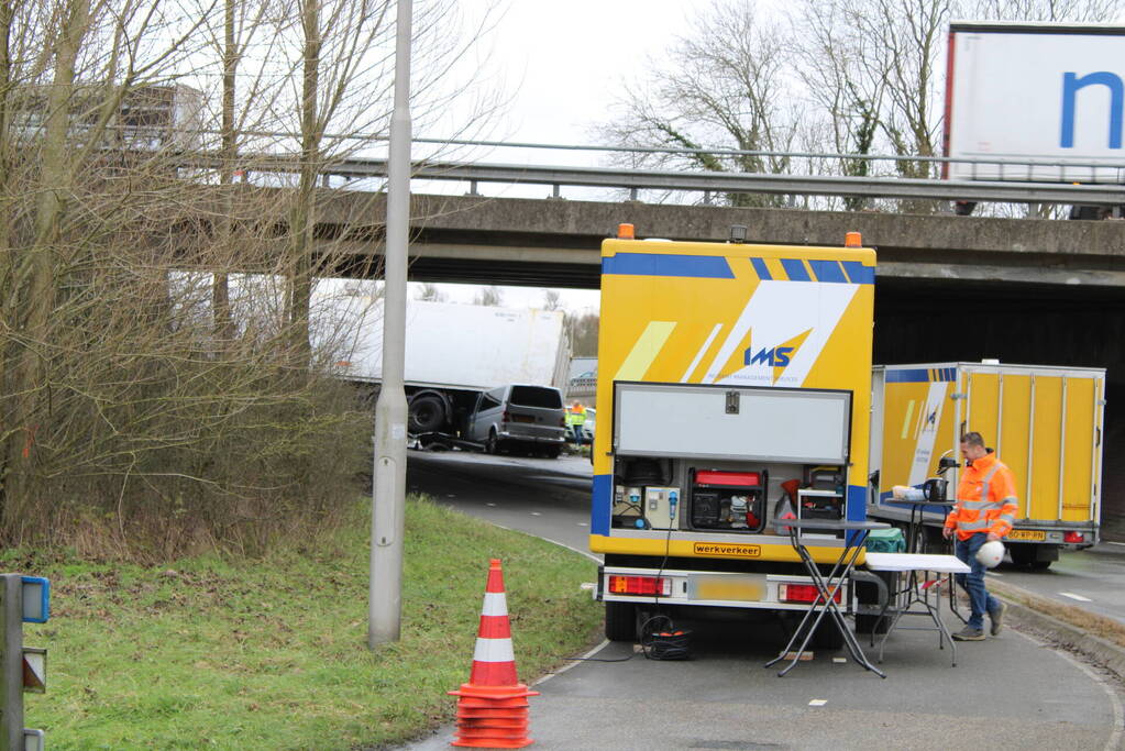 Vrachtwagen rijdt van snelweg af en plet bestelbus