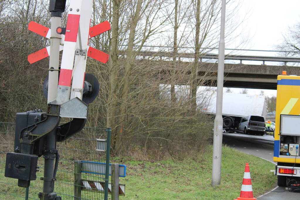 Vrachtwagen rijdt van snelweg af en plet bestelbus