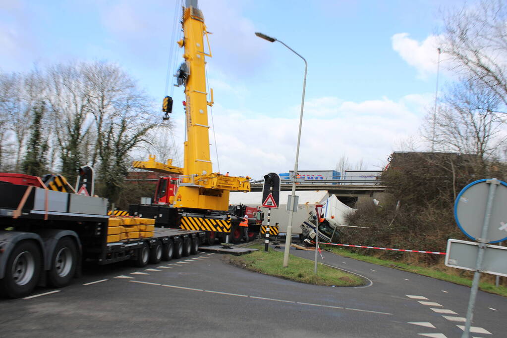 Vrachtwagen rijdt van snelweg af en plet bestelbus