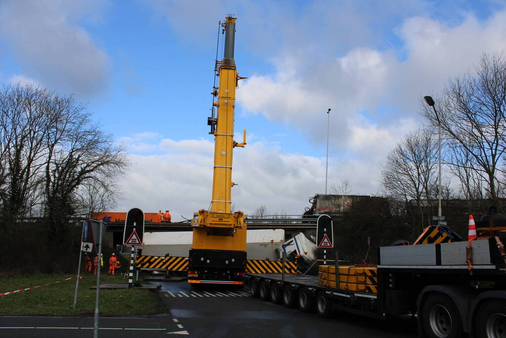 Vrachtwagen rijdt van snelweg af en plet bestelbus