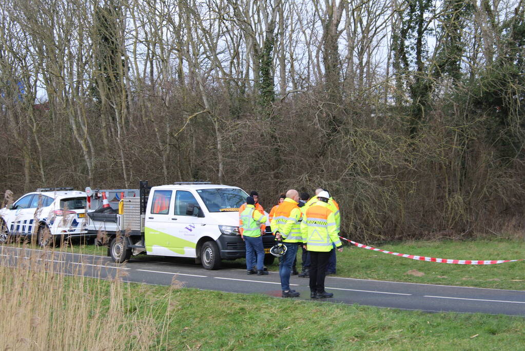 Vrachtwagen rijdt van snelweg af en plet bestelbus