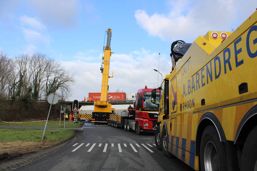 Vrachtwagen rijdt van snelweg af en plet bestelbus