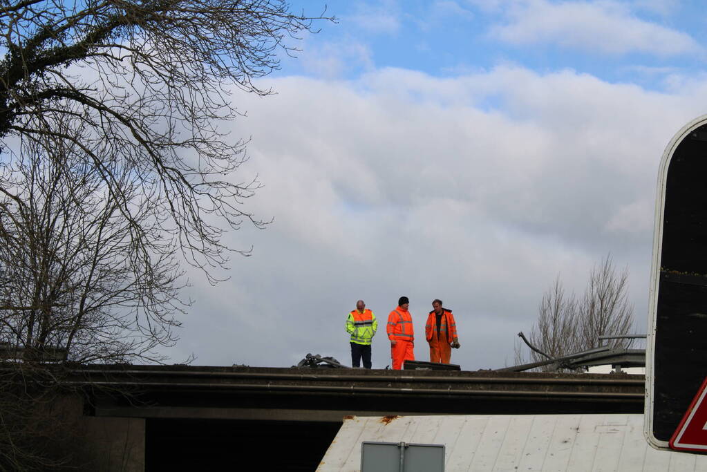Vrachtwagen rijdt van snelweg af en plet bestelbus
