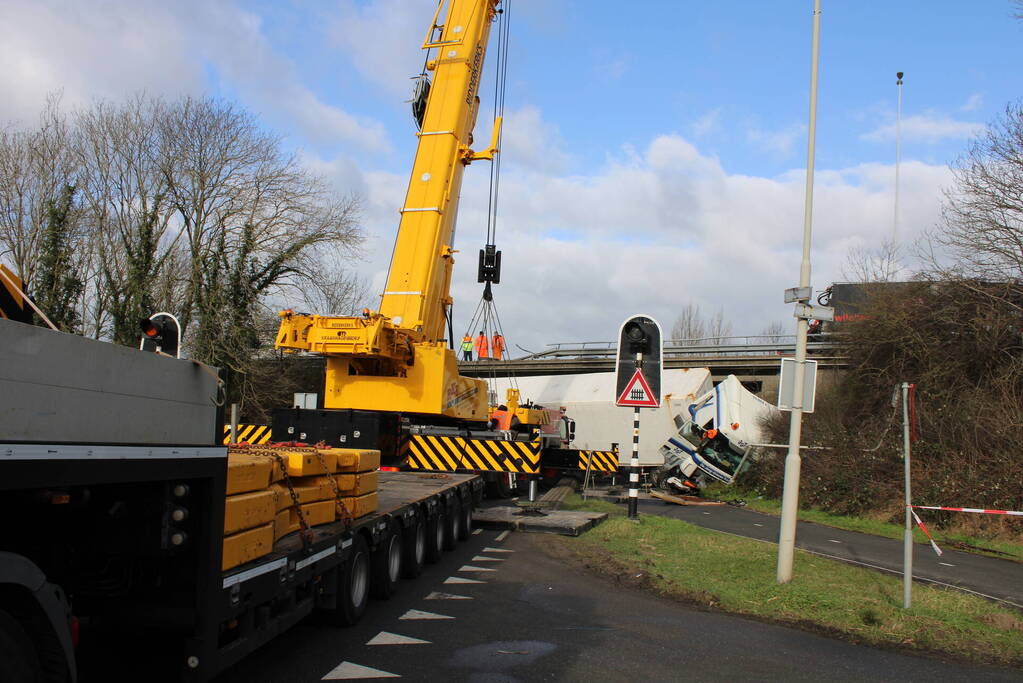 Vrachtwagen rijdt van snelweg af en plet bestelbus