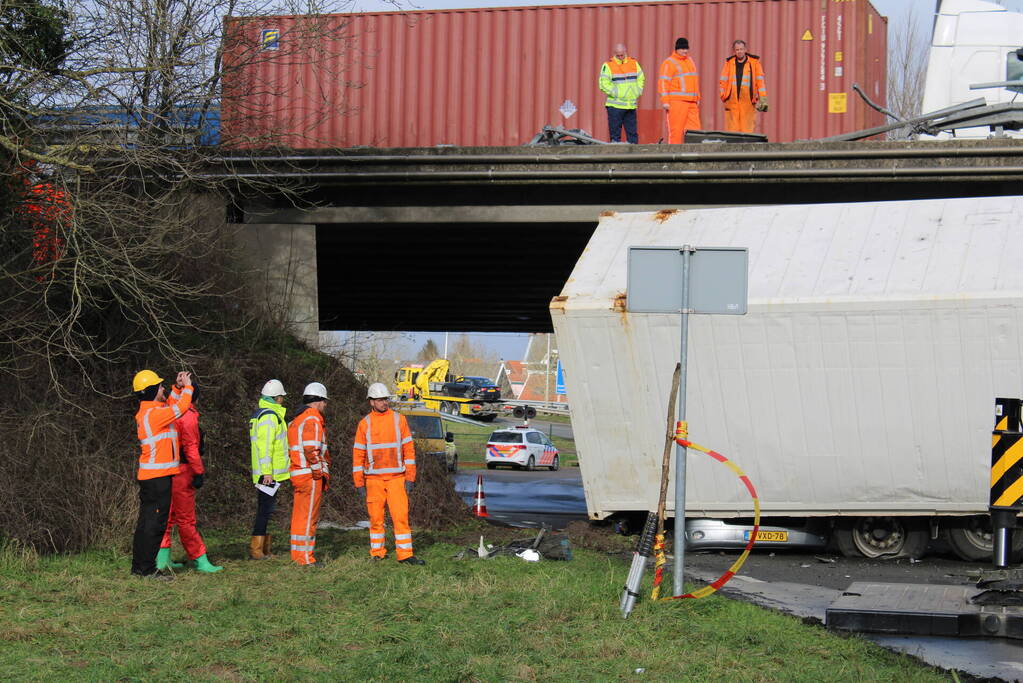 Vrachtwagen rijdt van snelweg af en plet bestelbus