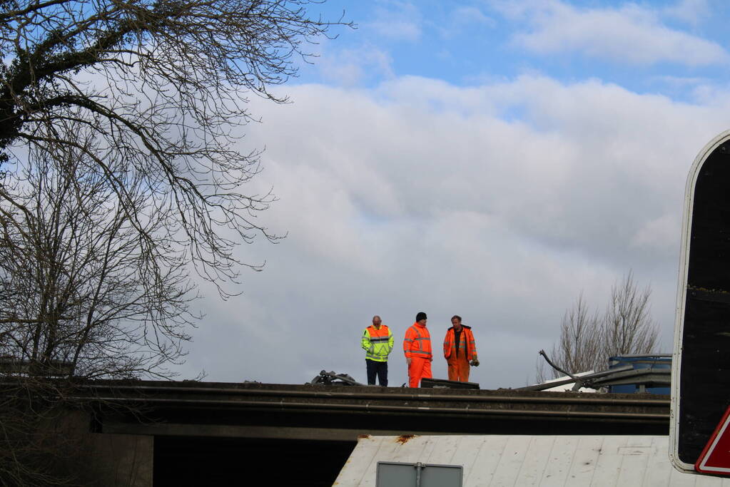 Vrachtwagen rijdt van snelweg af en plet bestelbus