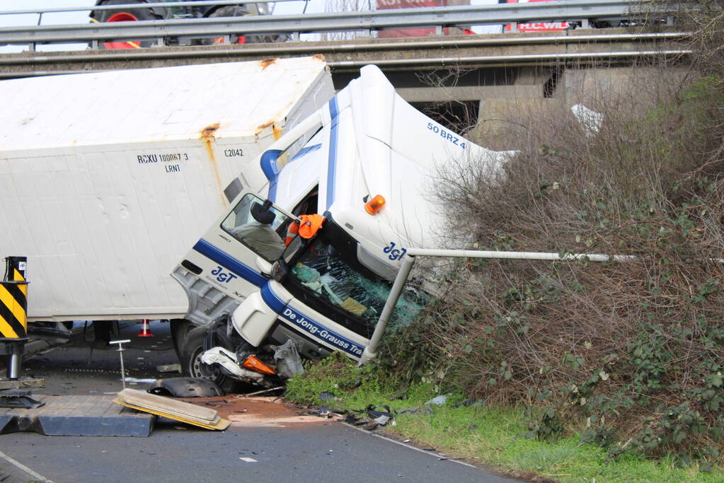 Vrachtwagen rijdt van snelweg af en plet bestelbus