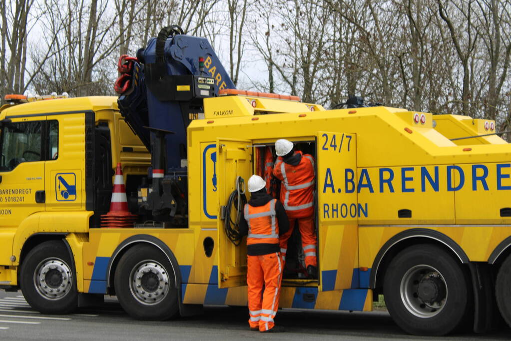 Vrachtwagen rijdt van snelweg af en plet bestelbus