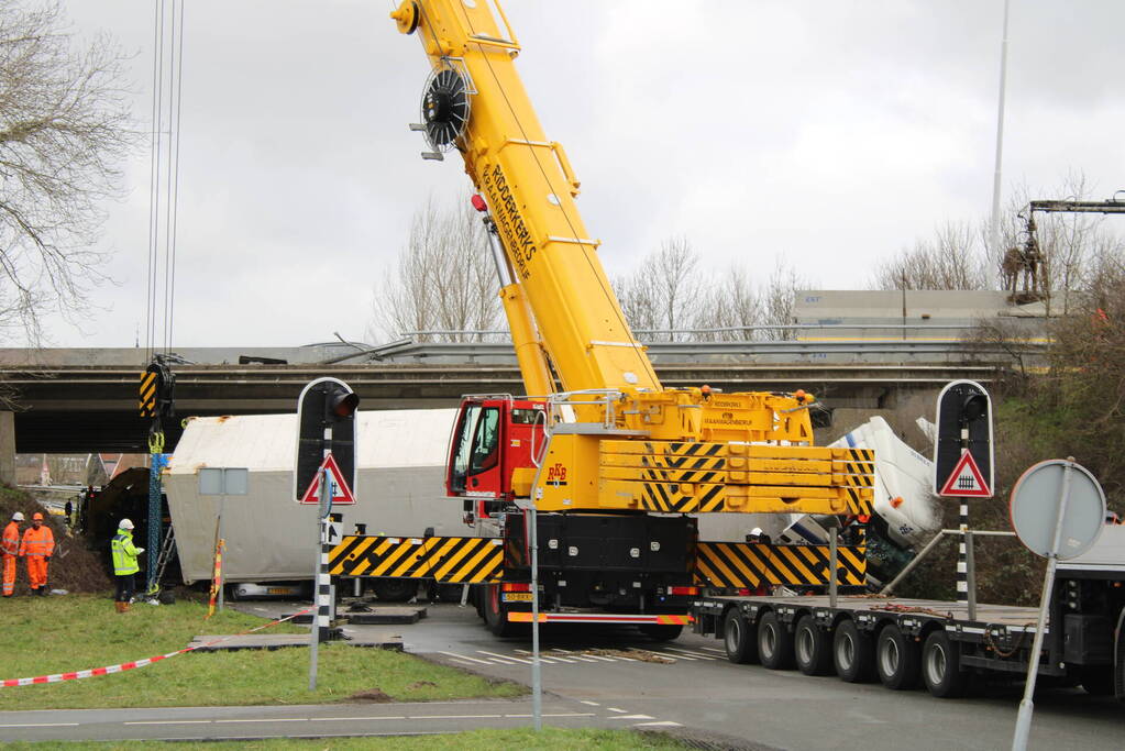Vrachtwagen rijdt van snelweg af en plet bestelbus