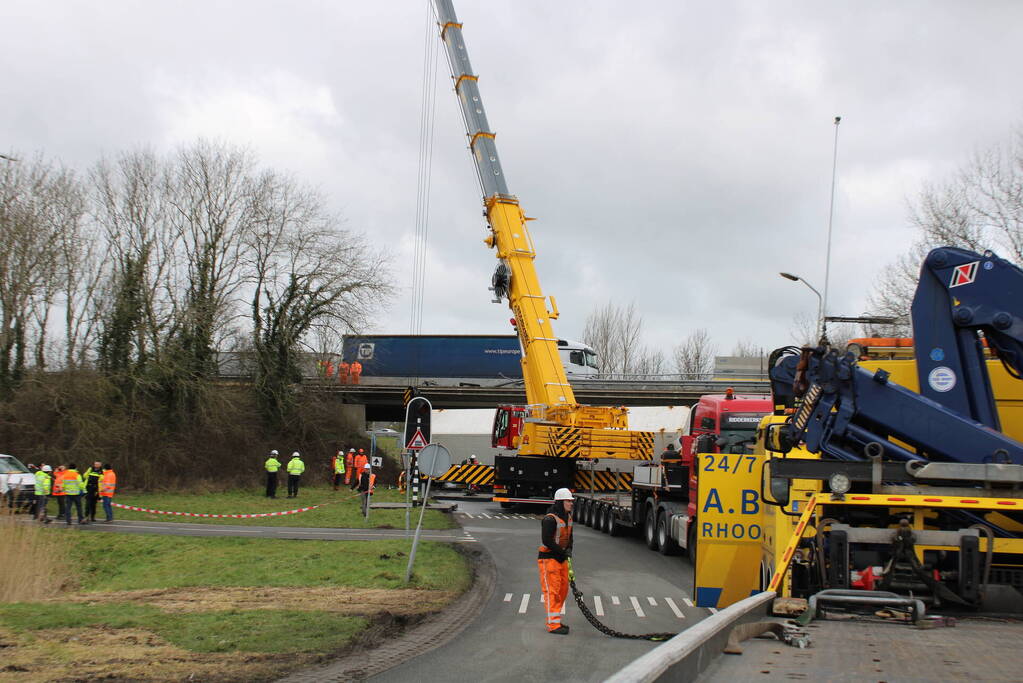 Vrachtwagen rijdt van snelweg af en plet bestelbus