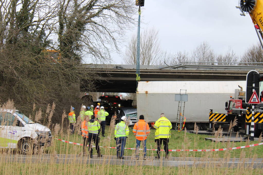 Vrachtwagen rijdt van snelweg af en plet bestelbus