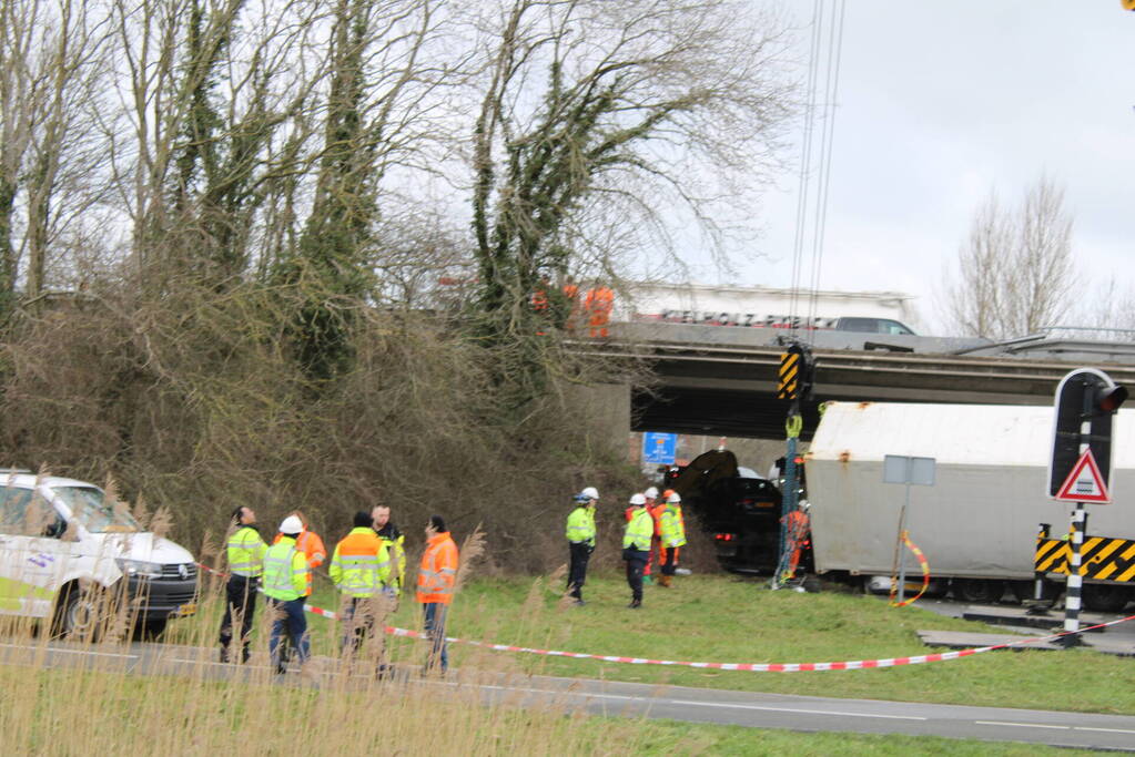 Vrachtwagen rijdt van snelweg af en plet bestelbus