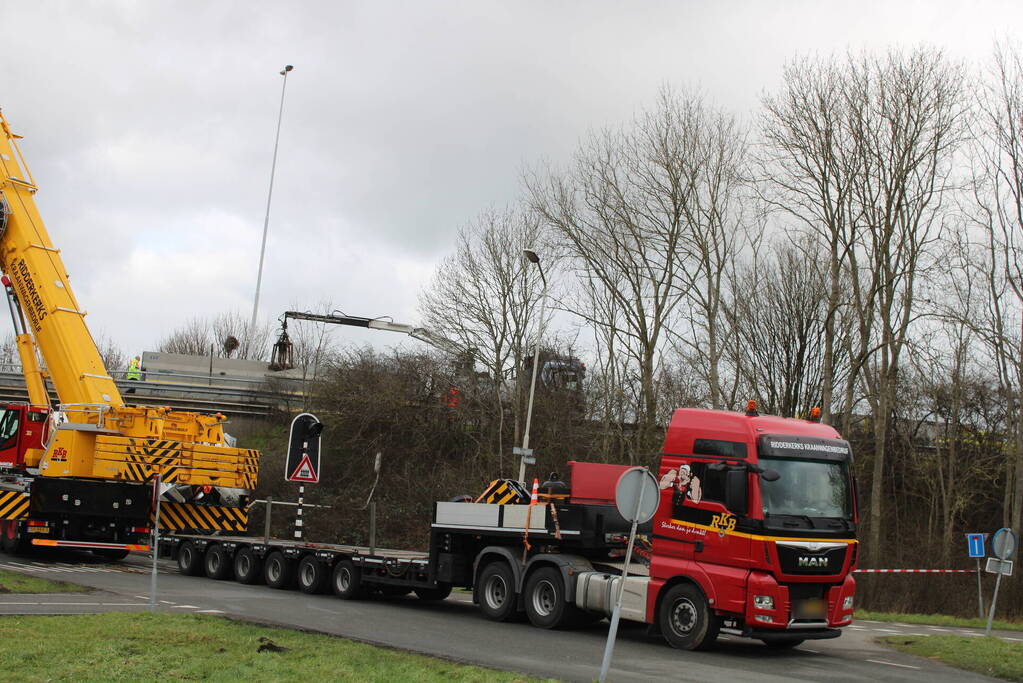 Vrachtwagen rijdt van snelweg af en plet bestelbus