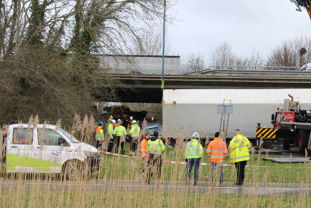 Vrachtwagen rijdt van snelweg af en plet bestelbus
