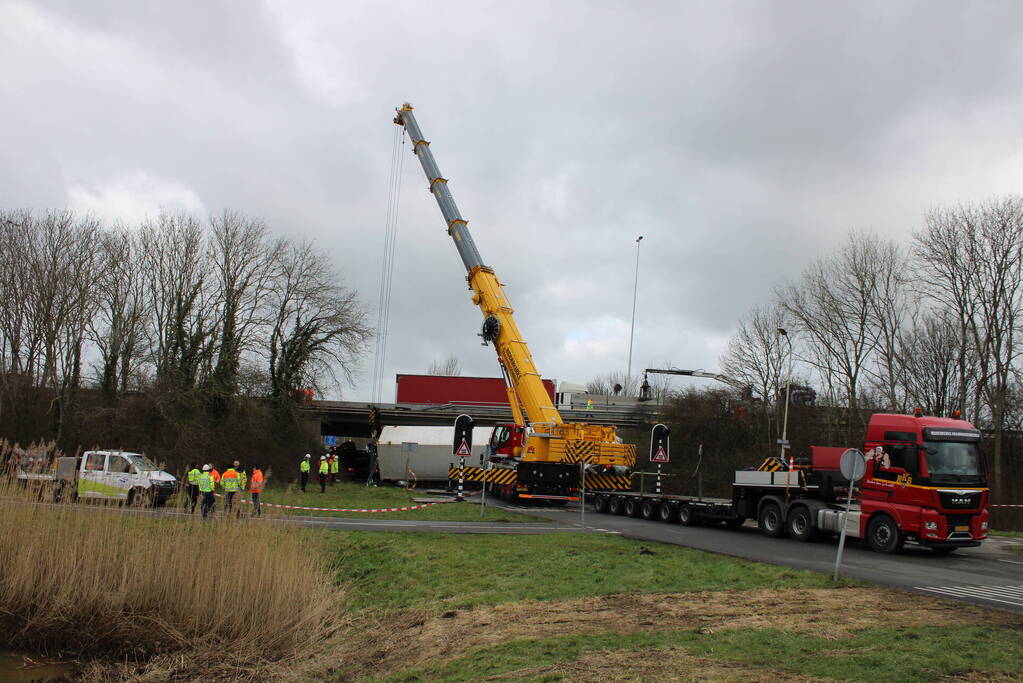 Vrachtwagen rijdt van snelweg af en plet bestelbus