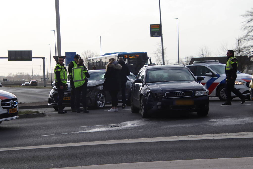 Twee auto's botsen op kruispunt