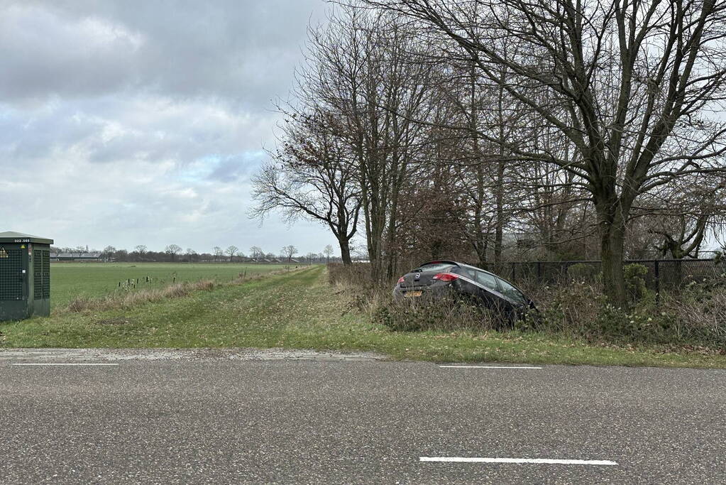 Automobilist rijdt met auto de sloot in