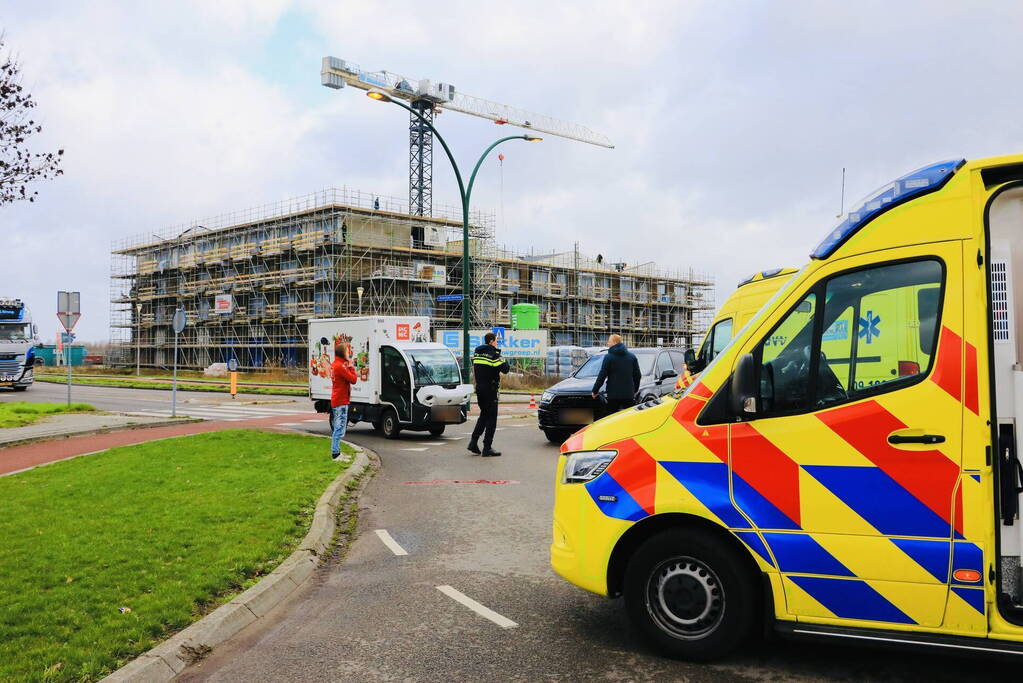 Fietser ernstig gewond bij botsing met bezorgwagen