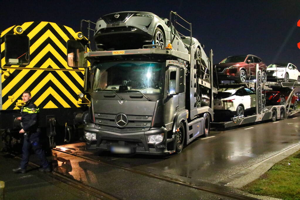 Goederentrein botst tegen vrachtwagen bij spoorwegovergang