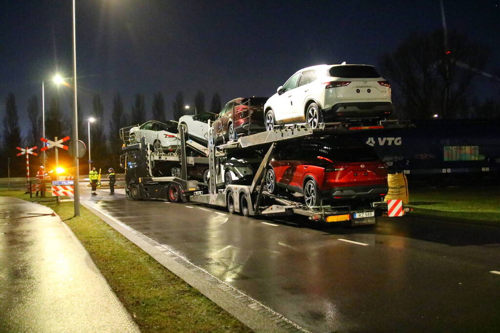 Goederentrein botst tegen vrachtwagen bij spoorwegovergang