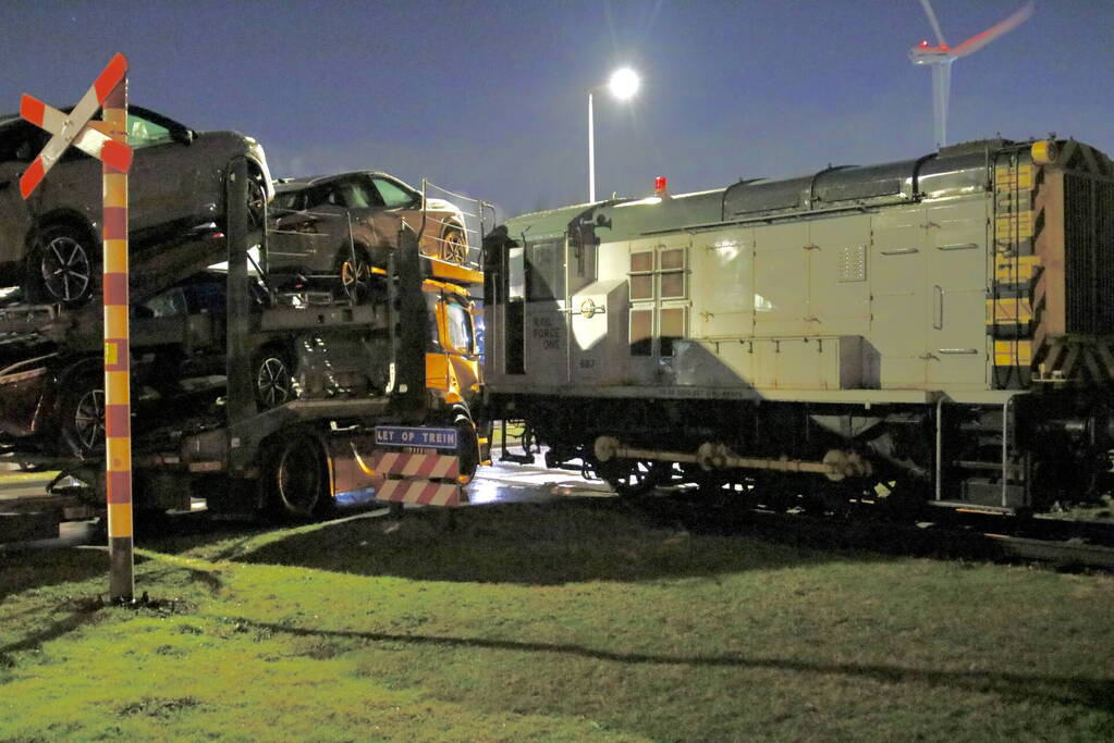 Goederentrein botst tegen vrachtwagen bij spoorwegovergang