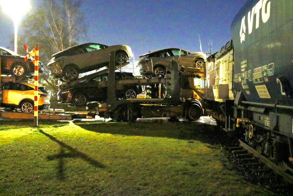 Goederentrein botst tegen vrachtwagen bij spoorwegovergang