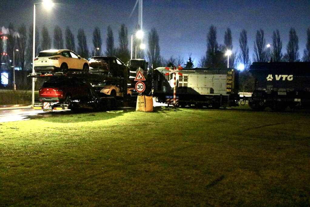 Goederentrein botst tegen vrachtwagen bij spoorwegovergang