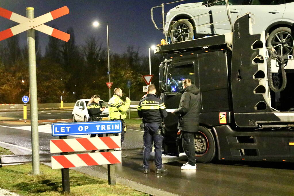 Goederentrein botst tegen vrachtwagen bij spoorwegovergang