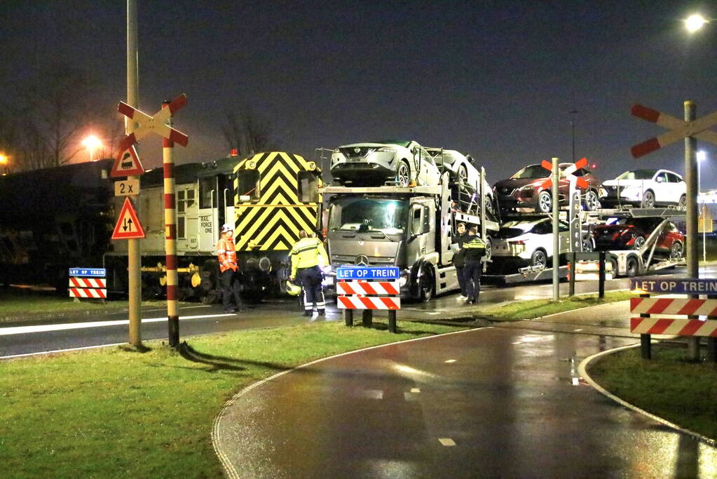 Goederentrein botst tegen vrachtwagen bij spoorwegovergang