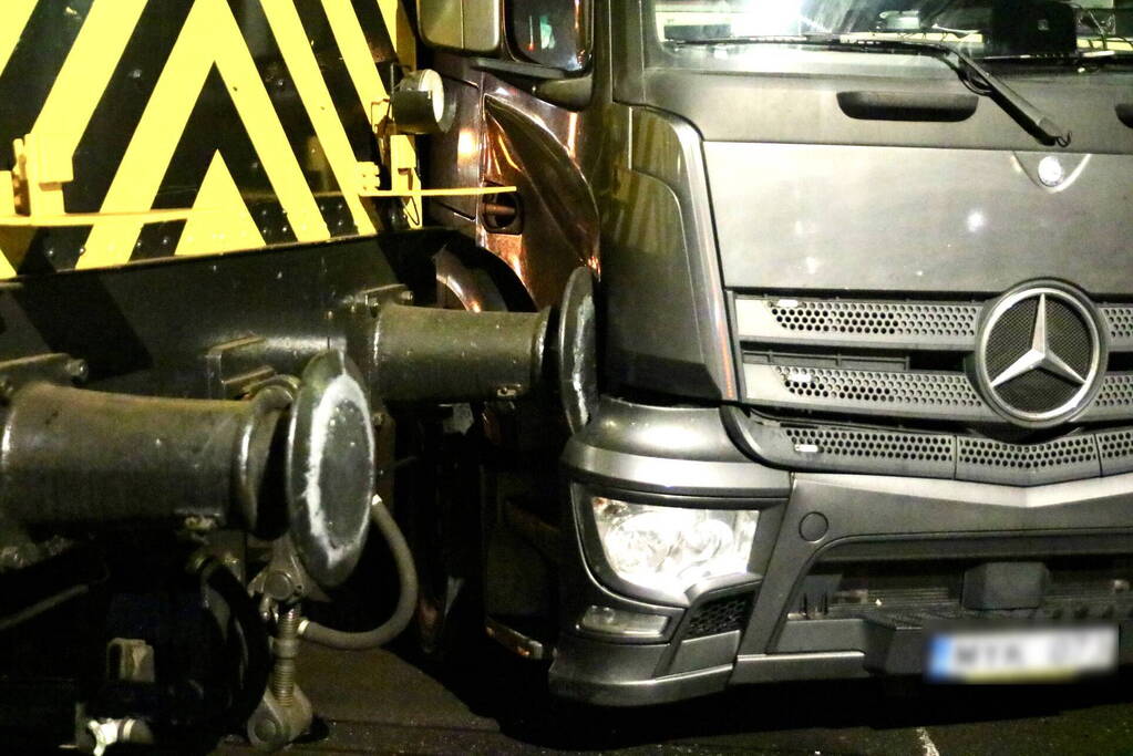 Goederentrein botst tegen vrachtwagen bij spoorwegovergang