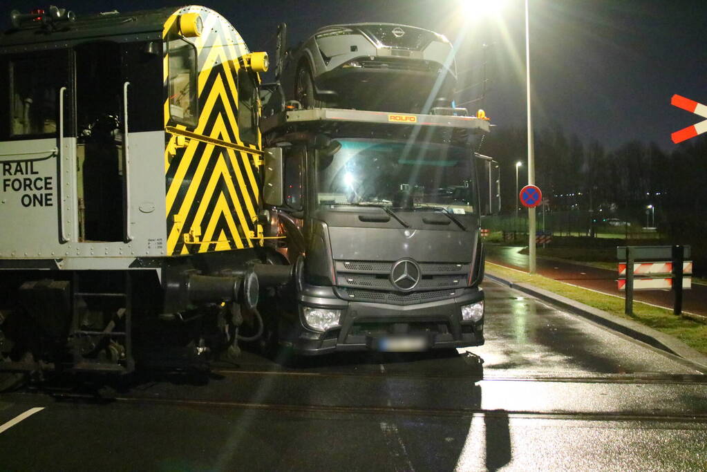Goederentrein botst tegen vrachtwagen bij spoorwegovergang
