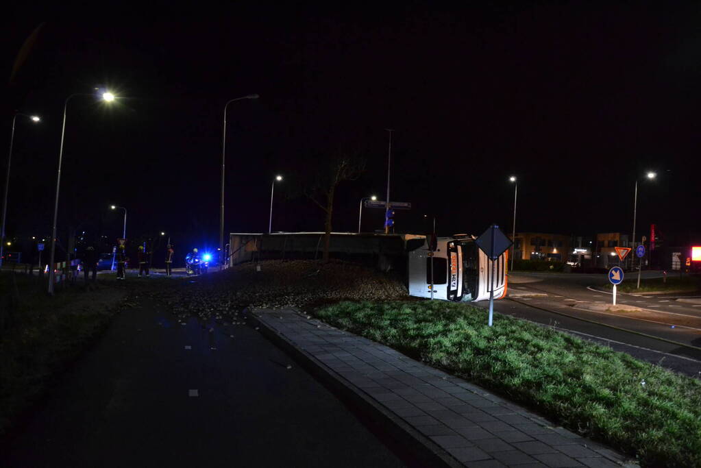 Vrachtwagen met aardappelen gekanteld