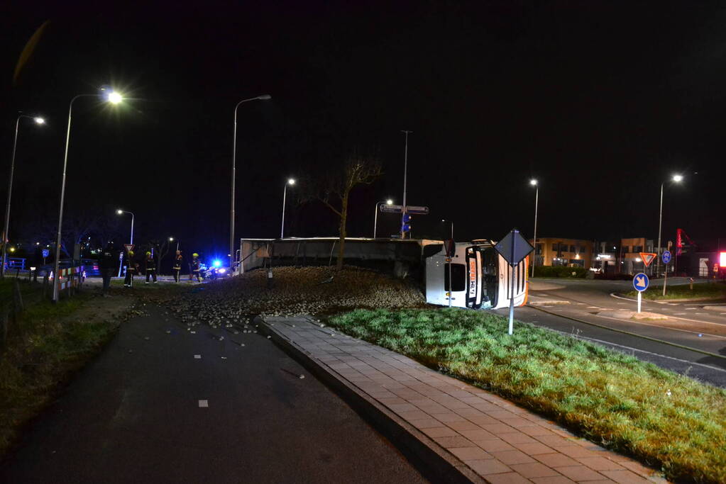Vrachtwagen met aardappelen gekanteld
