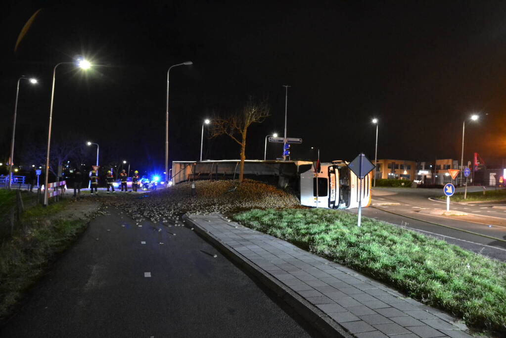 Vrachtwagen met aardappelen gekanteld