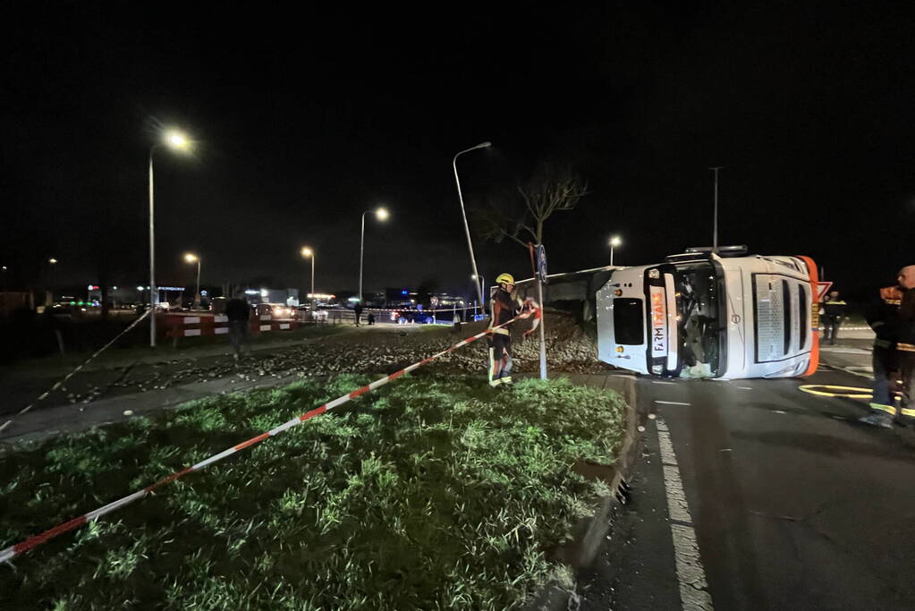 Vrachtwagen met aardappelen gekanteld