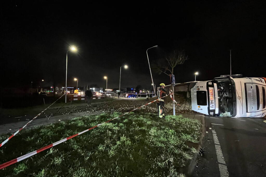 Vrachtwagen met aardappelen gekanteld