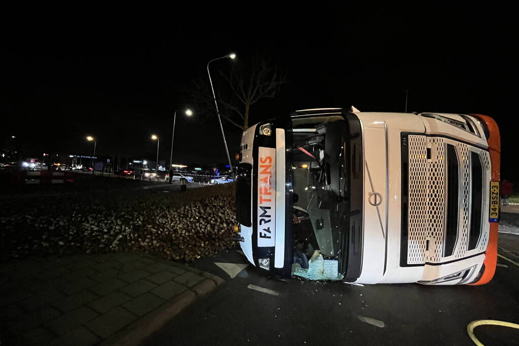 Vrachtwagen met aardappelen gekanteld