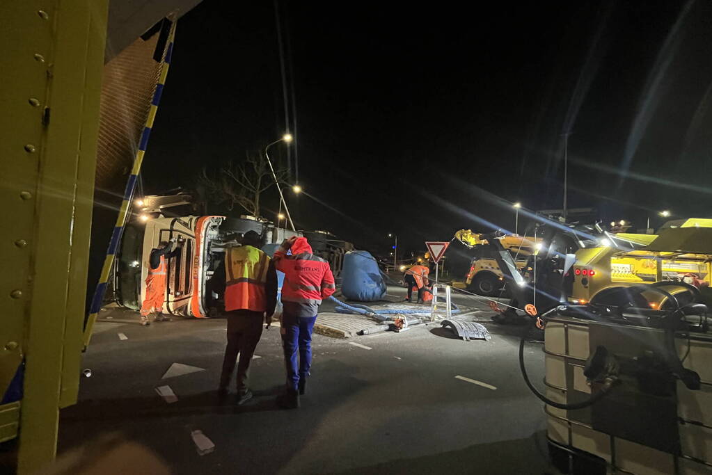 Vrachtwagen met aardappelen gekanteld