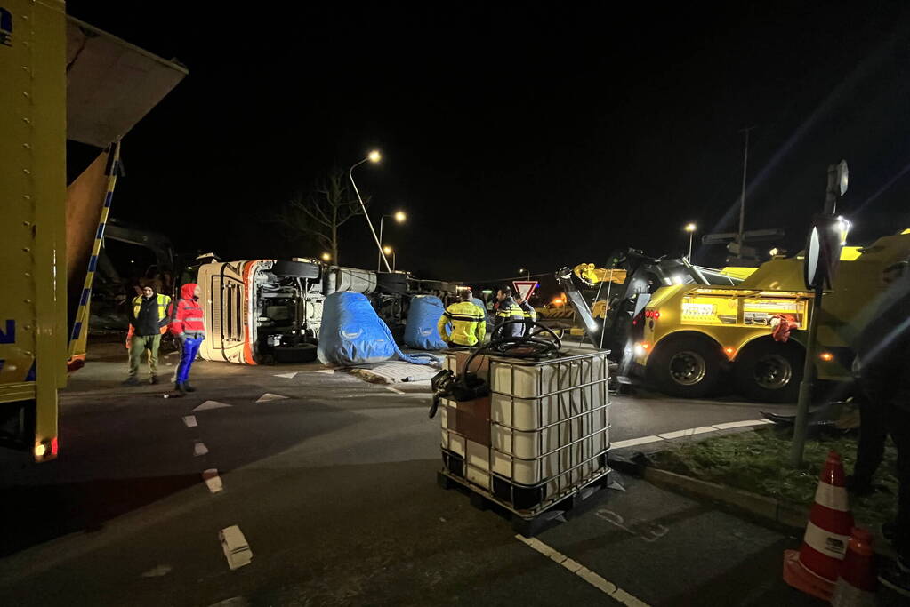 Vrachtwagen met aardappelen gekanteld