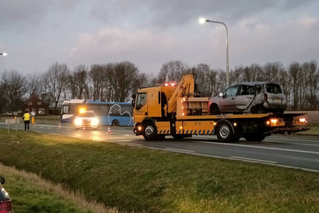 Auto zwaar beschadigd na aanrijding lijnbus