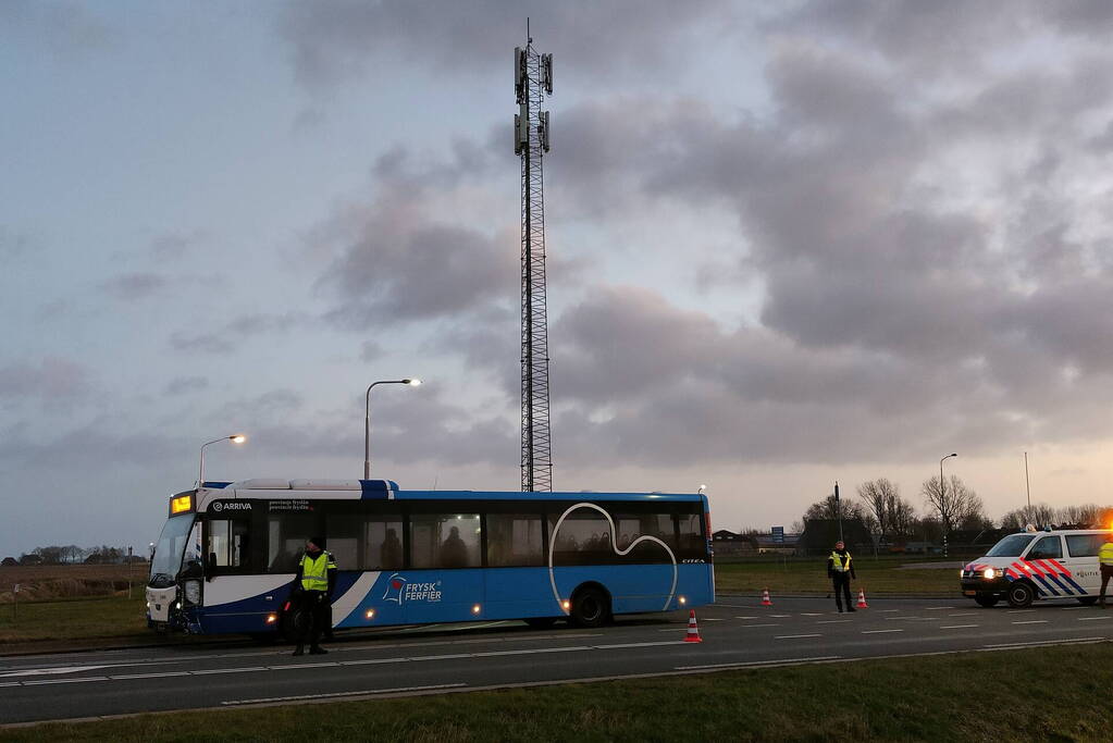 Auto zwaar beschadigd na aanrijding lijnbus