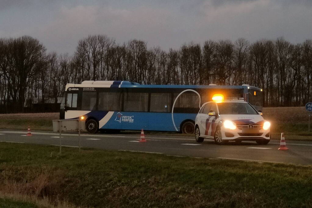 Auto zwaar beschadigd na aanrijding lijnbus