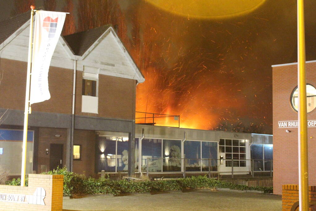 Enorme vlammenzee bij uitslaande brand